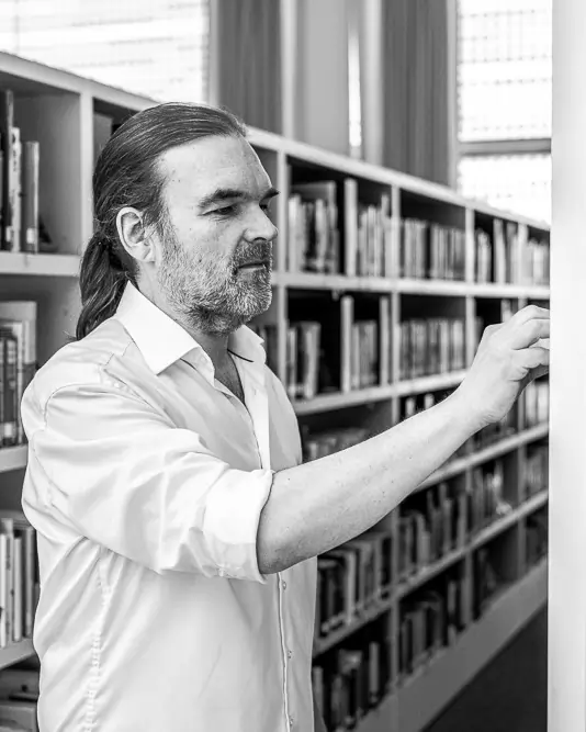Stefan Wintermeyer vor einem Bücherregal